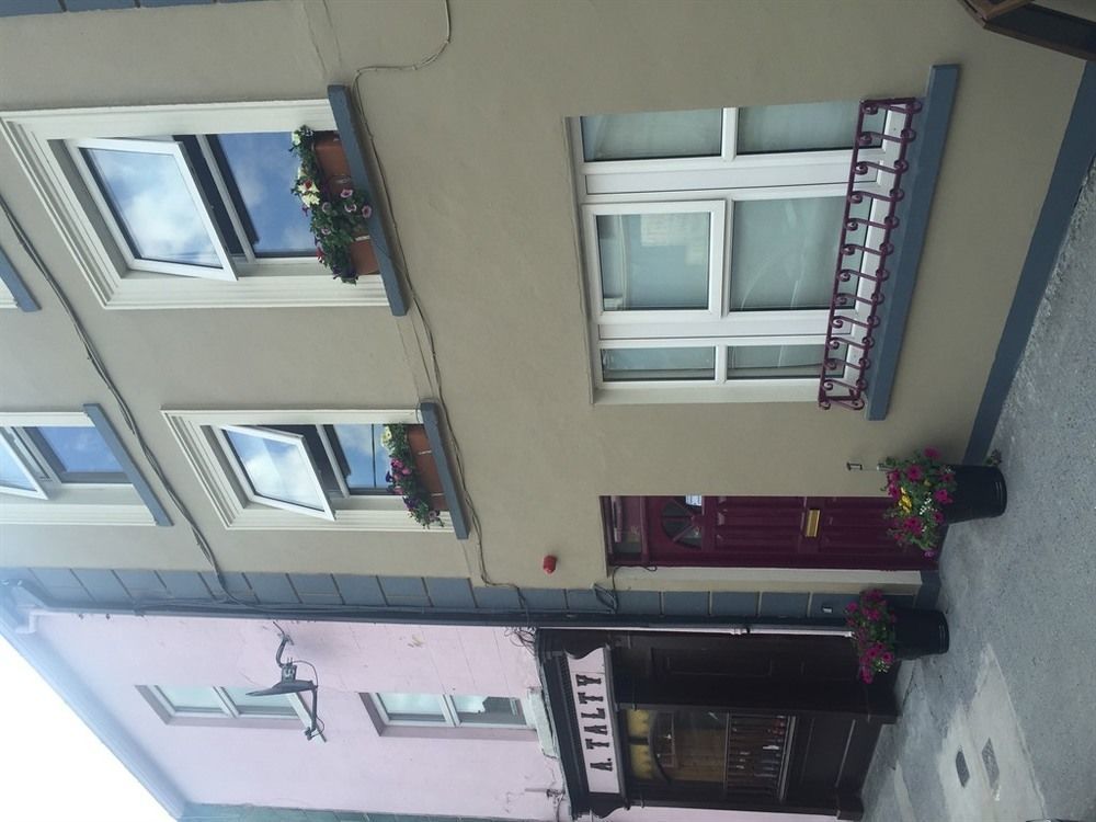 The Townhouse Bed & Breakfast Milltown Malbay Exterior photo